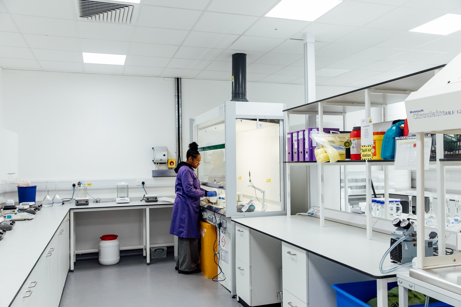 Image inside a lab with an operative performing tests