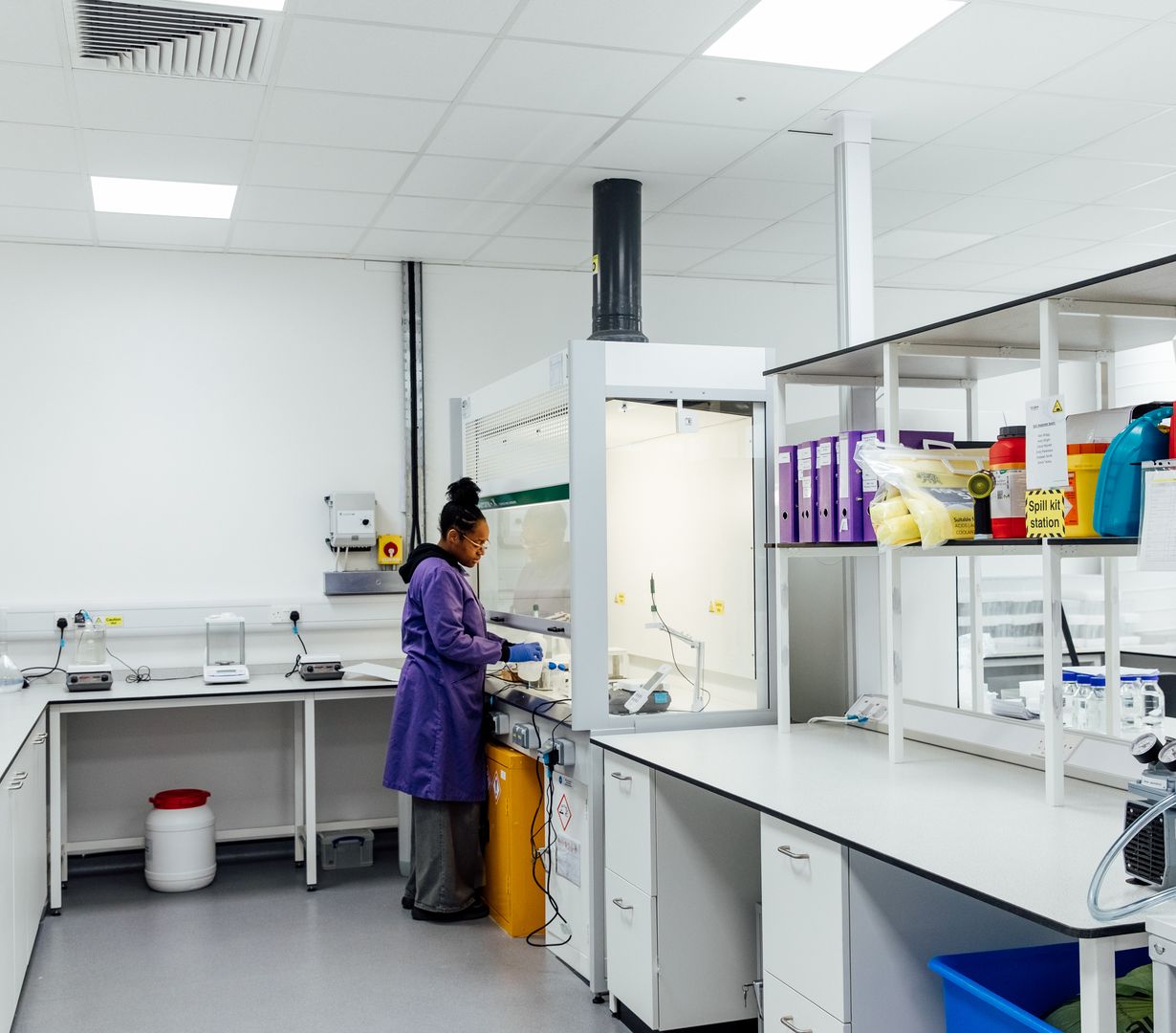 Image inside a lab with an operative performing tests