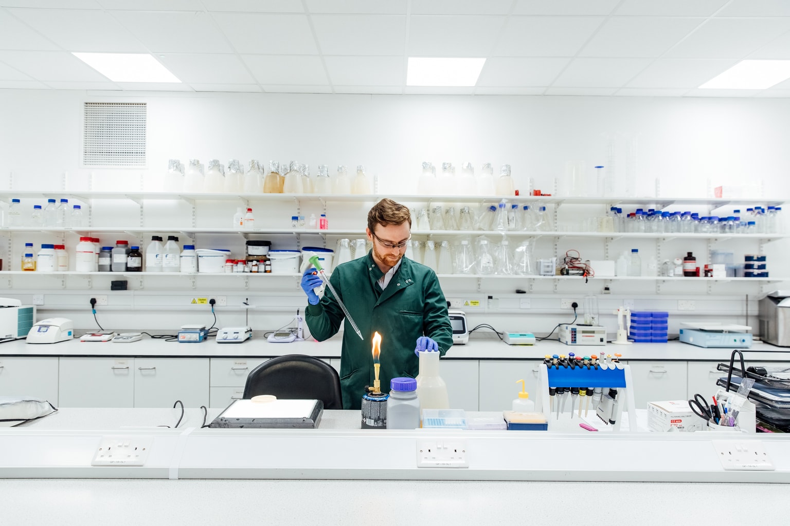 Image inside a lab with an operative performing tests