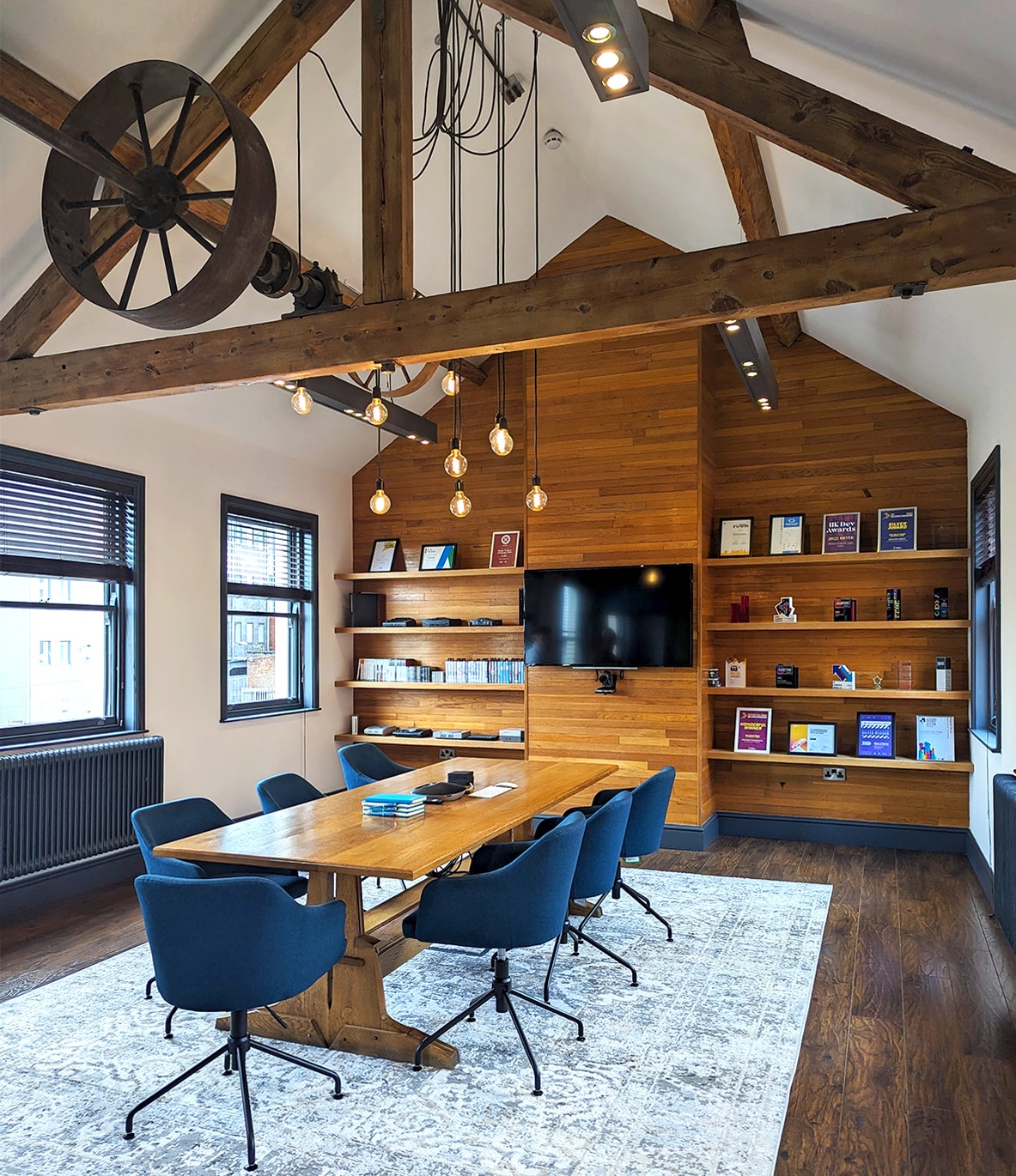 Image of evoluted boardroom with wood tones